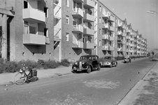 73719 Gezicht op het flatgebouw met de woningen Wickenburglaan 1-35 te Utrecht.